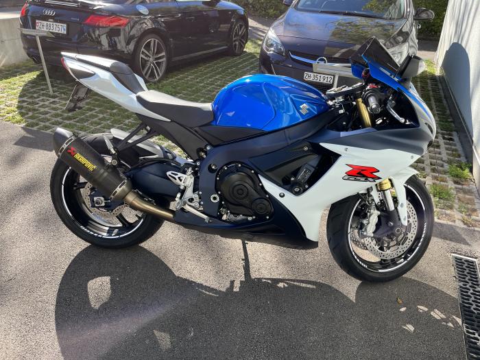 Photo of SUZUKI GSR 750 (2008)