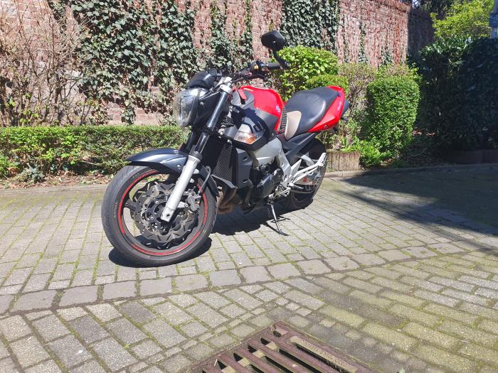 Photo of SUZUKI GSR 600 (2007)